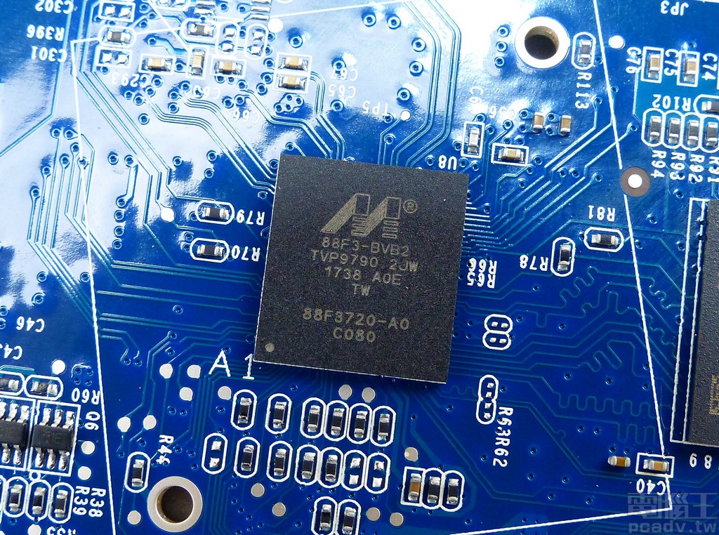 Synology 將 88F3720 處理器時脈設定於 800MHz,運作時無須加裝散熱片