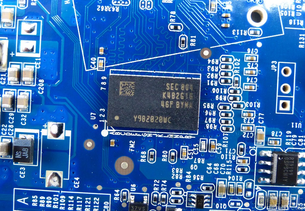 Synology 替 DS119j 安排 1 個 K4B2G1646F-BYMA DDR3 晶片,容量為 2Gb/256MB,等效時脈達 1866MHz