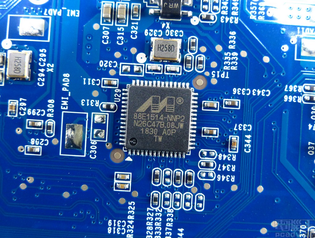 網路實體層晶片選用同樣是 Marvell 品牌 Alaska 88E1514,透過 SGMII 介面連結 88F3720 SoC,並轉換成可於多股雙絞線材傳輸的訊號