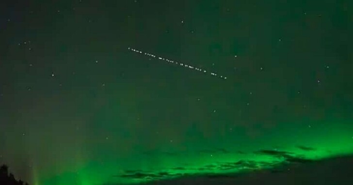 網友分享北極光下闖入鏡頭的一連串反光星鏈衛星