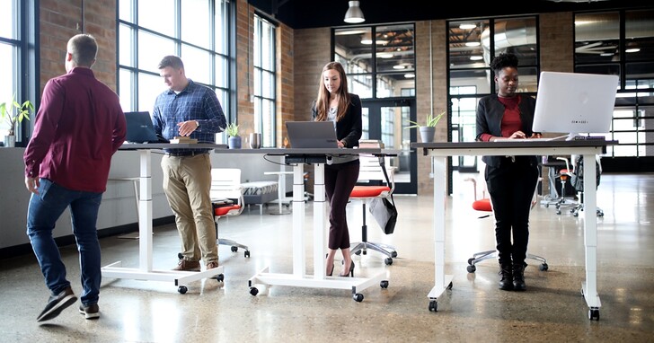 「站立式辦公桌」可以改善員工健康、提高工作效率嗎？第一份大型研究報告出爐