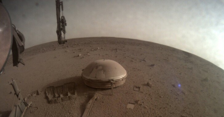 電量即將耗盡，這可能是 NASA 洞察號火星探測車傳回的最後一張照片