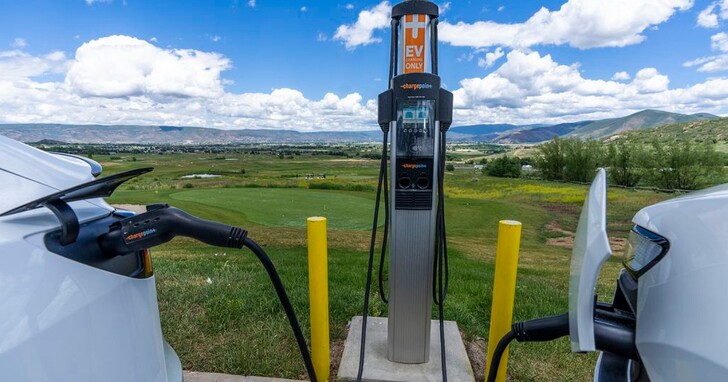 開電動車充電站永遠不夠、排隊排不停，美國州議員竟提議乾脆2035完全禁售電動車
