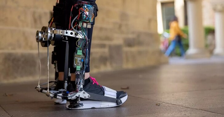 史丹佛大學用樹莓派打造機器學習外骨骼，佩戴者能夠加快9%的行走速度