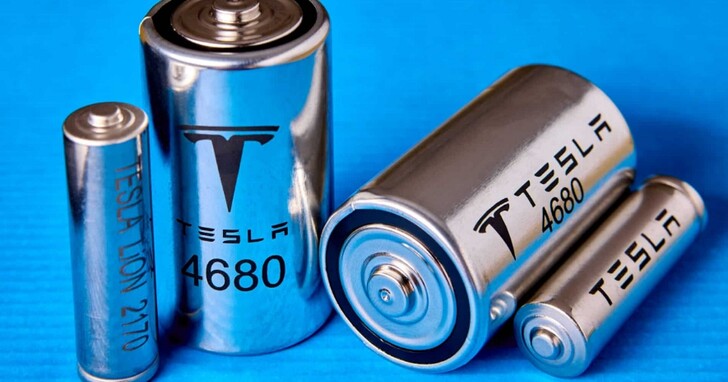 馬斯克吹了三年的「鋰電之光」4680，至今能量密度竟然還不如普通電池？