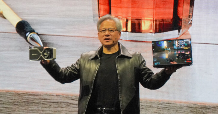 黃仁勳秀出NVIDIA「超級GPU」超級晶片開始量產，表示AI伺服器買越多省越多