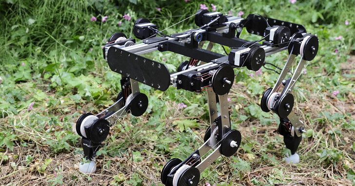 這是受狗狗啟發的仿生機器人，一旦啟動就能自動運行、跑起來無需馬達用電省很大