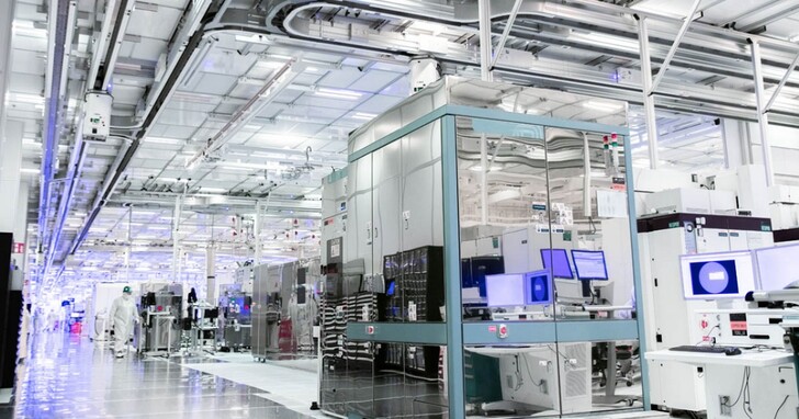 英特爾開始在愛爾蘭工廠使用EUV量產4奈米晶片，高呼這將是趕上台積電的「里程碑」