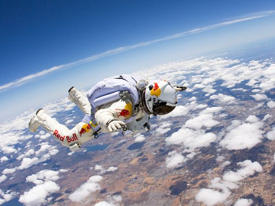 Red Bull Stratos 平流層極限跳傘成功，人體自由落體突破音速第一人