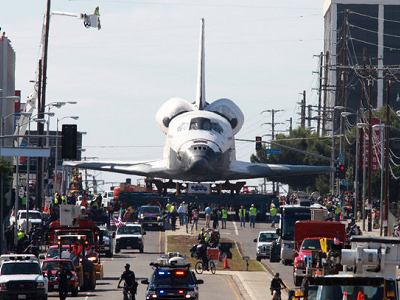 奮進號太空梭除役，洛杉磯大街最後巡禮畫面