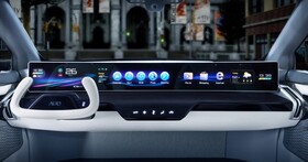 友達預告車用 Display HMI：從A 柱到A 柱的超大曲面 AmLED 一體化顯示方案