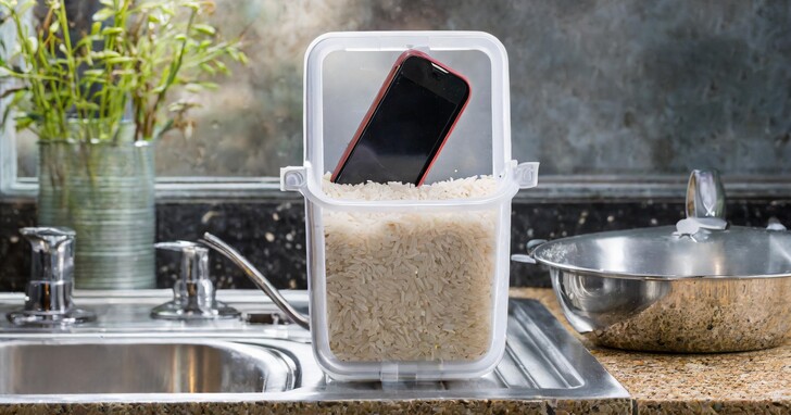 iPhone 進水怎麼辦？千萬不要放米缸，蘋果官方教你四步驟救手機