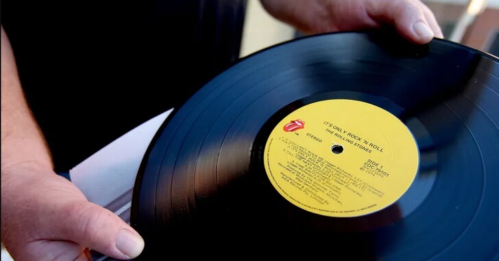 黑膠唱片銷量連續 17 年增長，已經連續兩年超越 CD 銷量