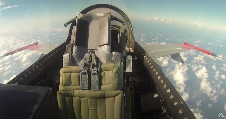 美國將在 F-16 戰機上測試AI及自駕技術，空軍部長試飛將親自上機、表示希望不用「出手」