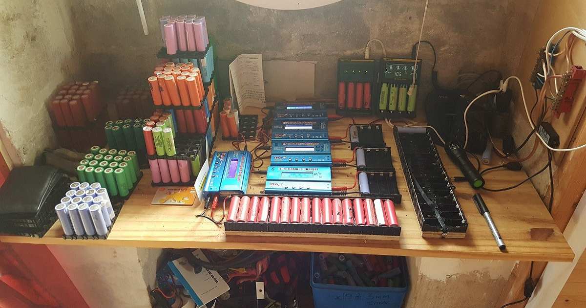 1000顆廢棄筆電電池大改造!高手DIY太陽能家用充電系統,供電全屋八年實測