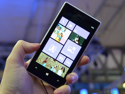 Nokia 推出中階機 Lumia 720 與入門款 Lumia 520，建議售價 6000 元有找