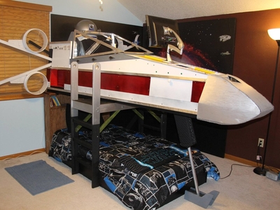 從小培養原力，星戰迷父親替兒子打造 X 戰機雙層床架，超酷的啦！