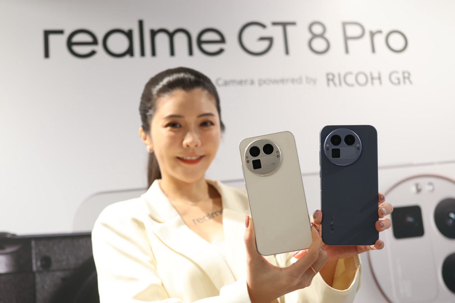 realme GT 8 Pro 正式發表：與 RICOH GR 合作街拍模式，內建 2 億畫素長焦鏡頭