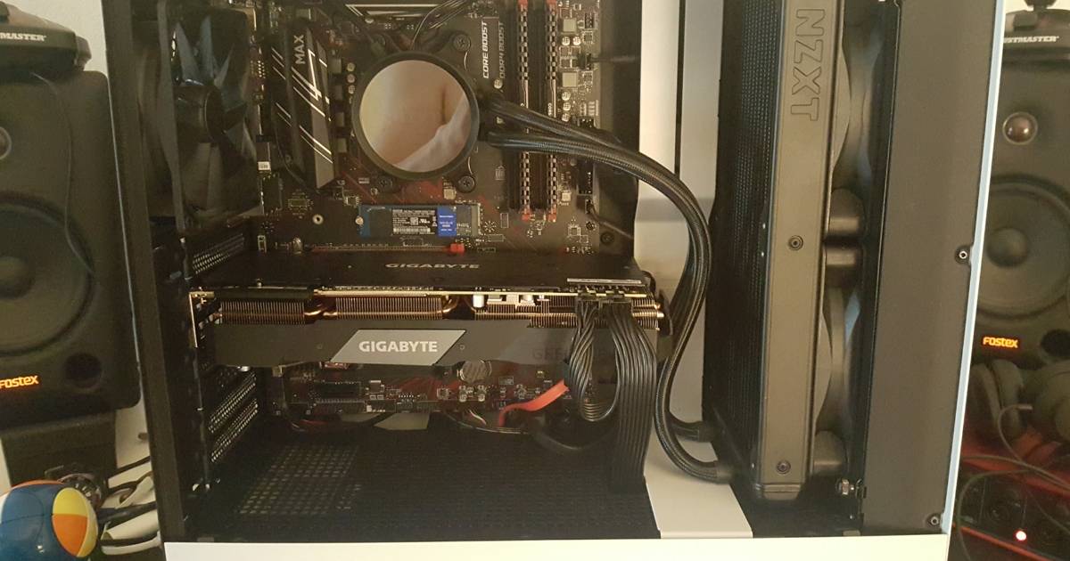 電腦主機該站著還是躺著？國外網友熱議擺放學問，高階顯卡用戶這招最安心