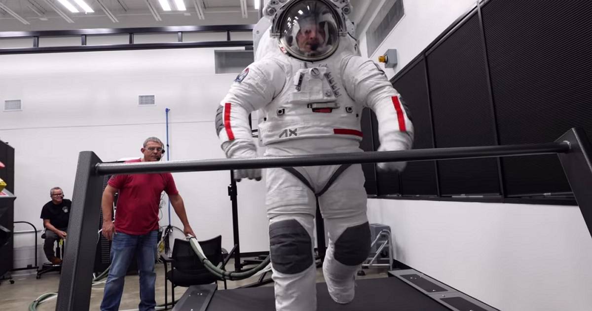 NASA新太空衣實測影片曝光，太空人月球漫步終於能深蹲劈腿了