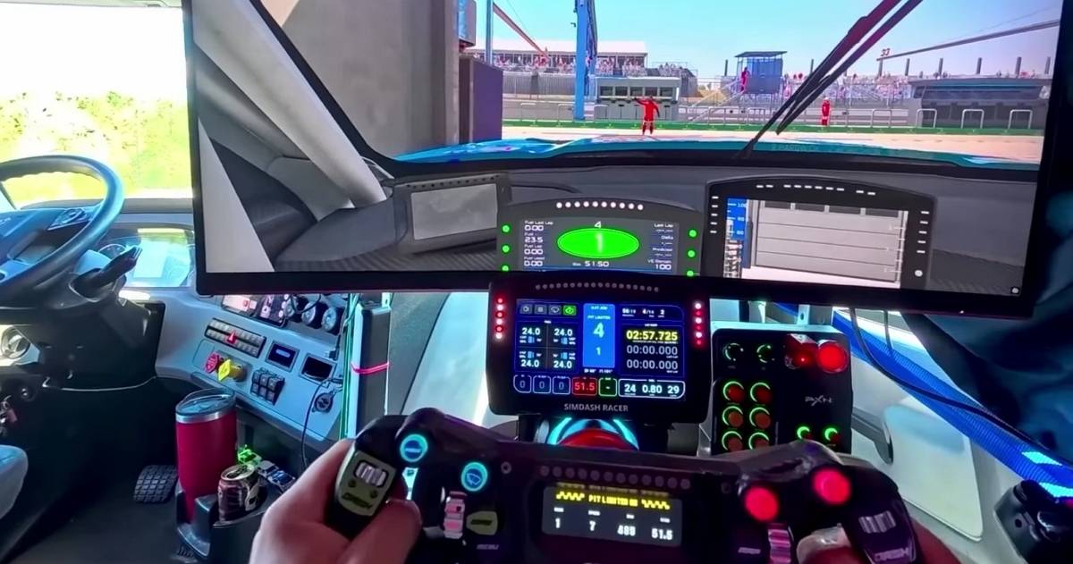 超狂卡車司機花19萬把卡車副駕變「移動電競室」，塞車就開超跑狂飆，網讚：時間管理大師