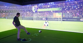 【COMPUTEX 2026】BenQ 「AI IN ACTION」：AI 會議摘要 3 分鐘搞定，還有免穿裝備就能玩的沉浸式 AI 足球體驗