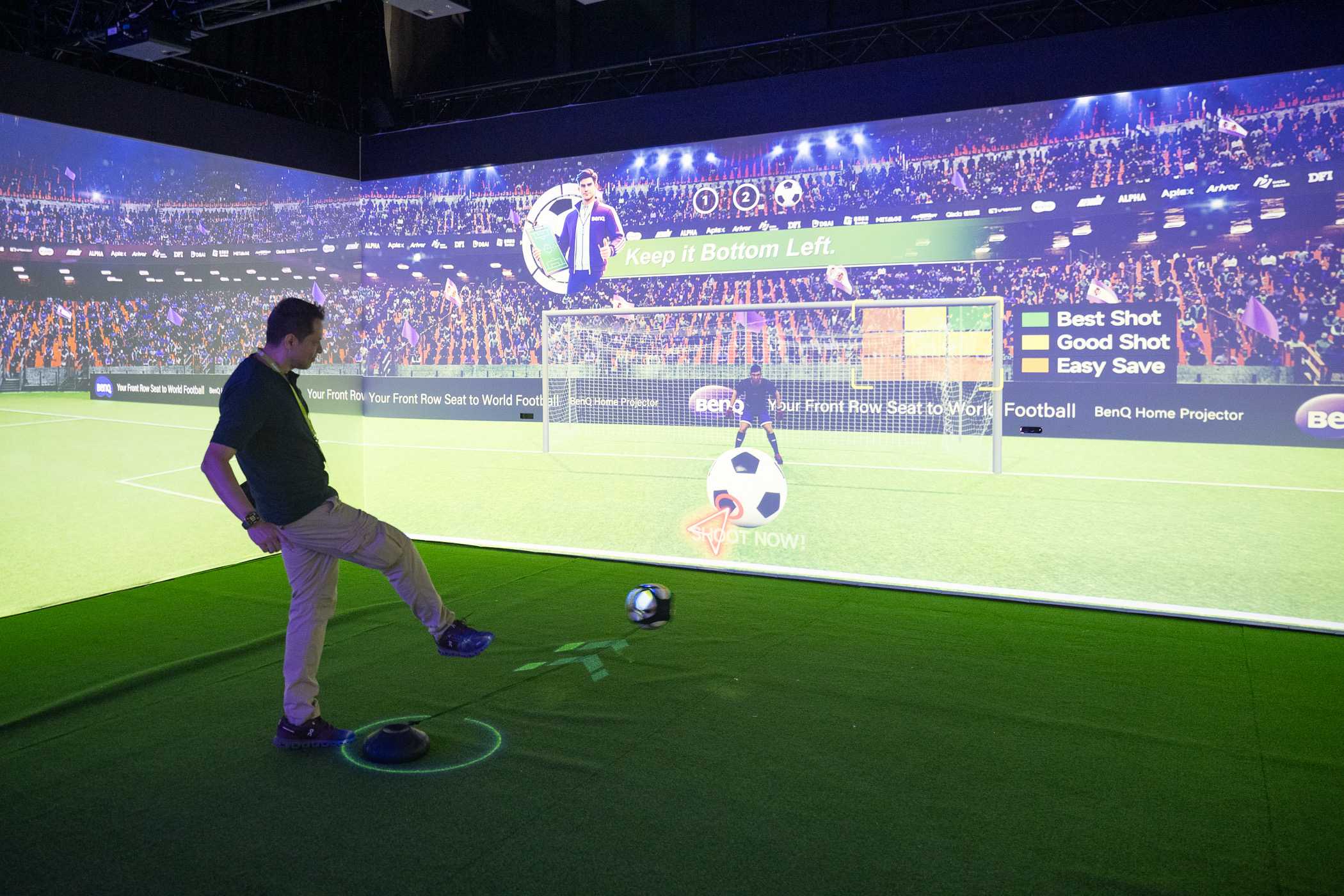 【COMPUTEX 2026】BenQ 「AI IN ACTION」：AI 會議摘要 3 分鐘搞定，還有免穿裝備就能玩的沉浸式 AI 足球體驗