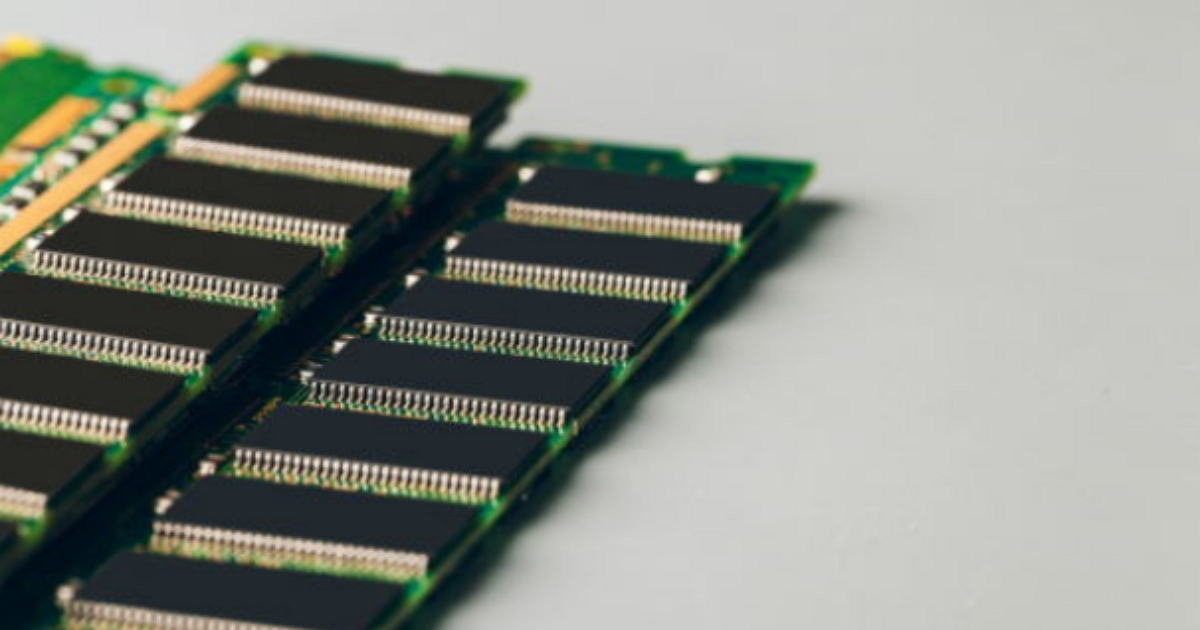 記憶體荒越演越烈，DDR5漲不停竟連古董級DDR2也缺貨？內行揭硬體大廠改機「降規」內幕