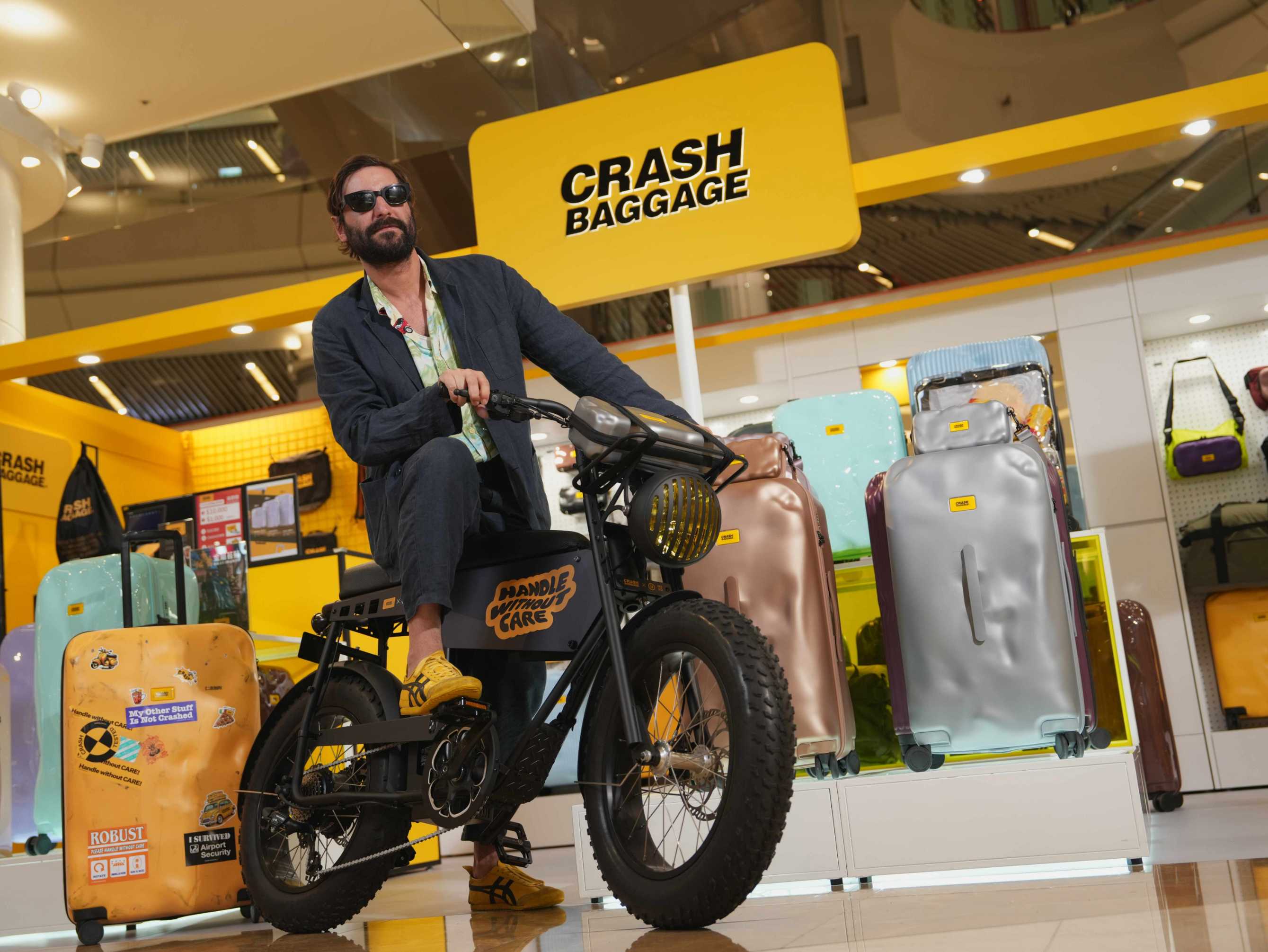全台限量 22 台！Crash Baggage 攜手 Urban Drivestyle 推聯名電輔車