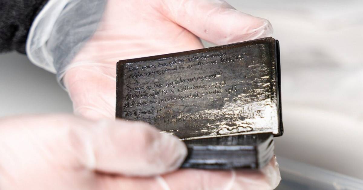 德國中世紀廁所挖出 700 年前古人用的「iPad」：蠟板文字仍可辨識，連刪除痕跡都可能重建