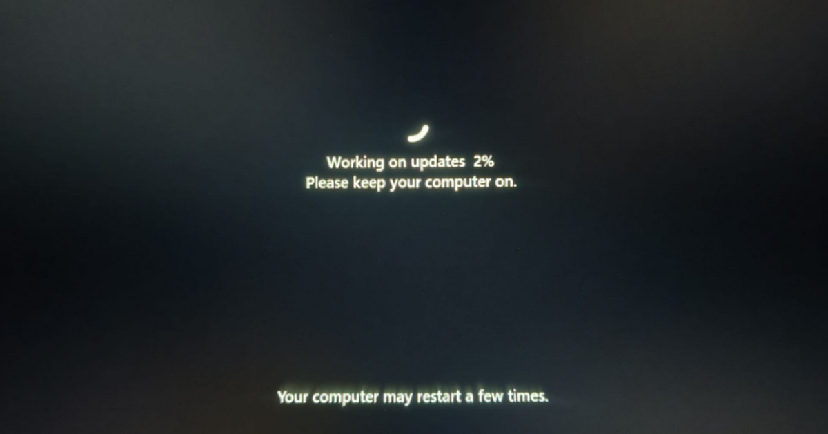 更新 Windows 11 狂重啟、進度條卡住別嚇壞！微軟急發聲明：千萬別強制關機，否則系統全毀