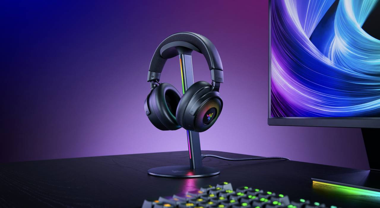 Razer Base Station V3 Chroma 智慧耳機架登場：離開支架自動切換模式，RGB 燈效同步點亮桌面