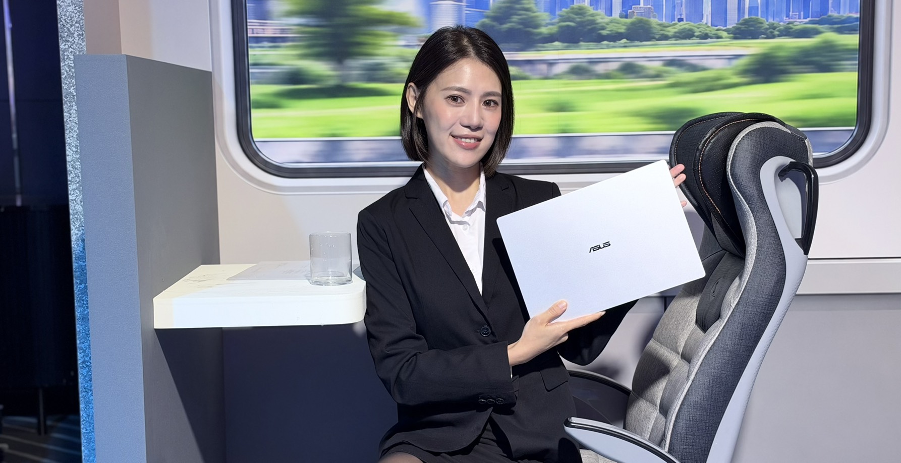 ASUS ExpertBook A7 商用筆電上市：355cc 防潑水、50 公斤抗壓，售價 44,900 元起