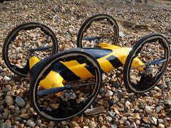 結合越野車與直升機的「B」玩具遙控飛天車，或許是飛天車的未來