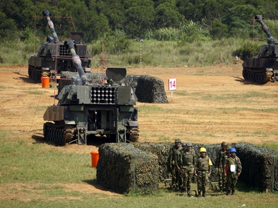 現場直擊：參訪國軍重砲射擊，乘坐CM-21裝甲運兵車，試用T91步槍訓練電子模擬器