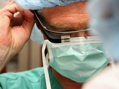 利用 Google Glass 進行手術，全球名醫都是你的智囊團