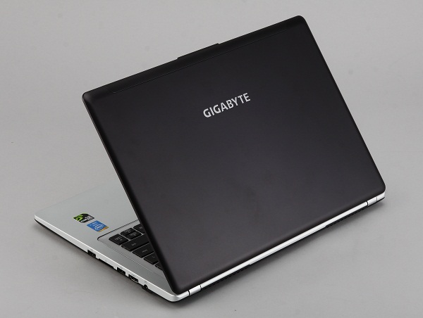 Gigabyte P34G 評測：14 吋輕薄遊戲筆電效能不打折