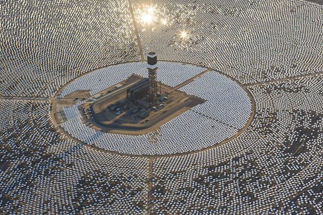 Google 投資世界最大太陽能發電廠啟用，佔地 5.5 平方英哩、用上 30 萬片玻璃