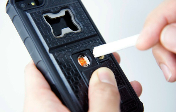 手機保護殼新用途：點香煙、開瓶蓋