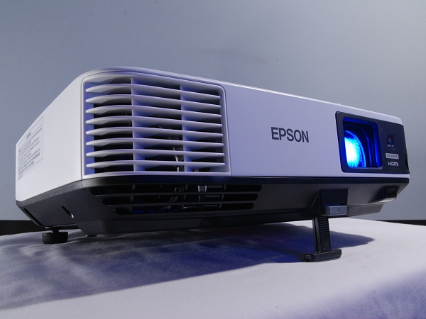 高解析三倍亮度，零接縫無線傳輸， Epson 商用投影機 EB-1985WU 評測