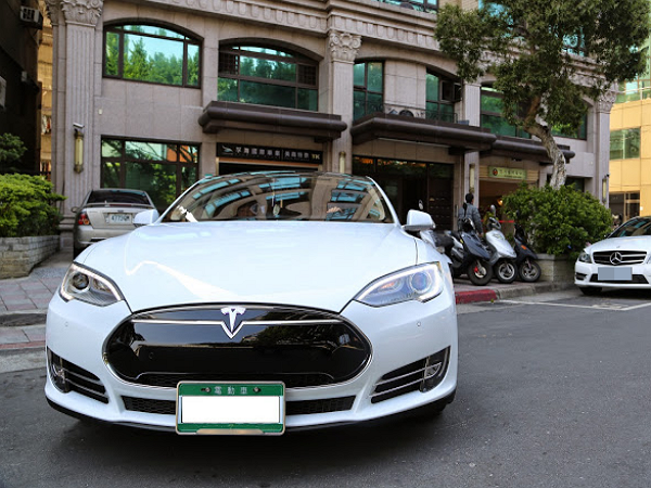 Tesla Model S 台北街頭現身，來看看裡面有哪些驚奇的新科技！