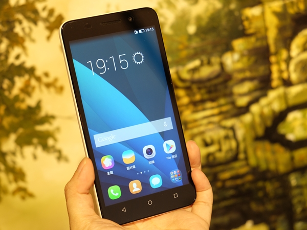 HUAWEI榮耀 4X、ZenFone 2  實機比較，中階5.5吋大螢幕手機新選擇