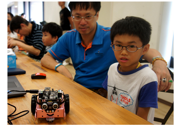 【Maker Club】小學生都能輕鬆玩！mBot 機器人組裝、程式學習親子實作營