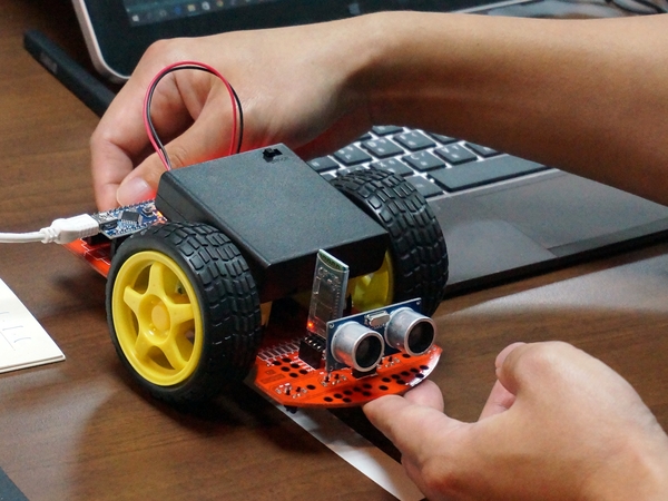 【Maker Club】動手組裝，連國中生都能玩的小阿丟輪型機器人