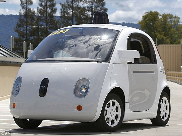 看看這台可愛的Google自動駕駛車，你有沒有發現它少了什麼東西？
