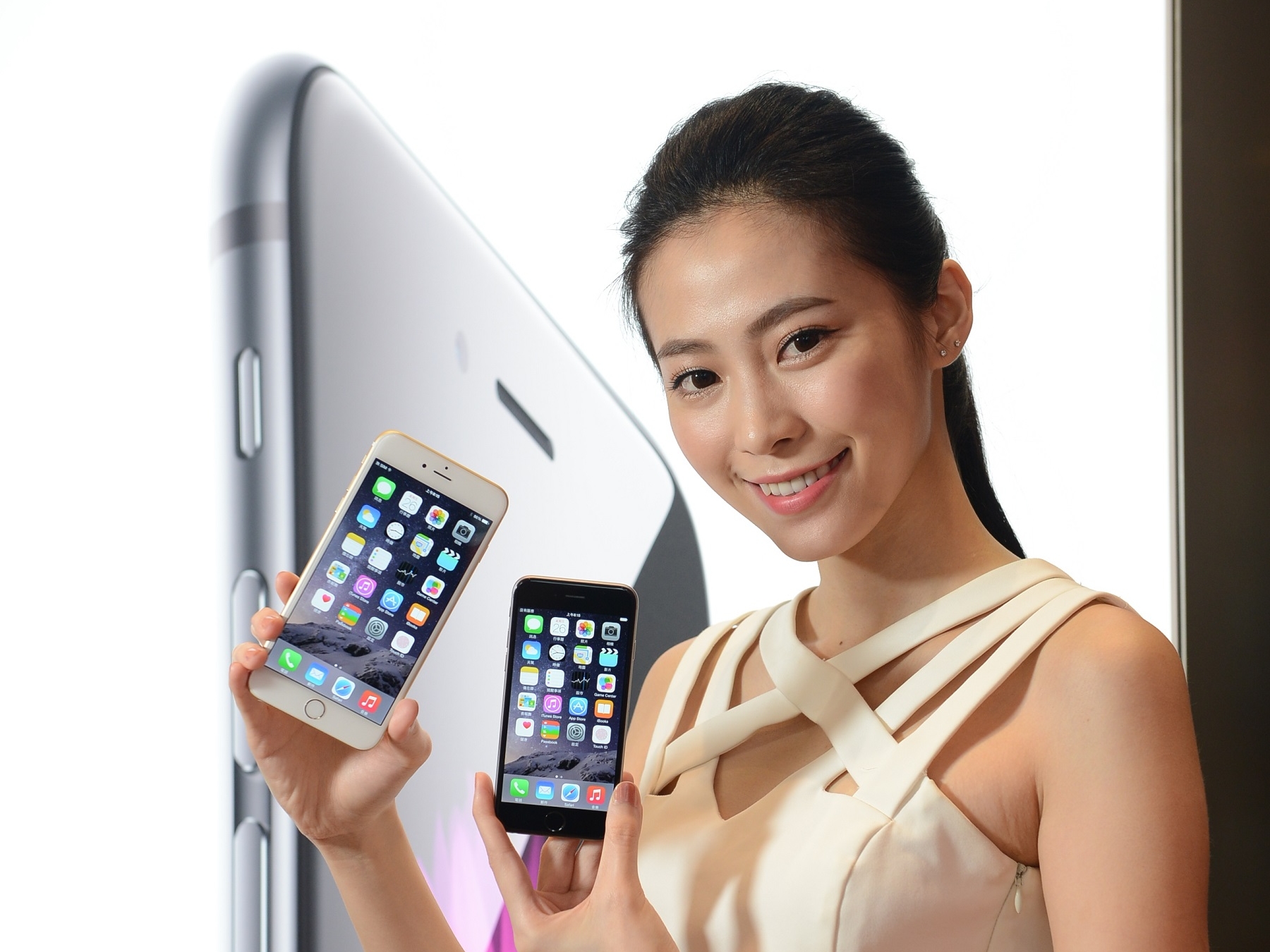 三大電信新年換機優惠整理(2/29 前)，中華折 $3200、遠傳 iPhone 6 促銷、台哥大送行動電源