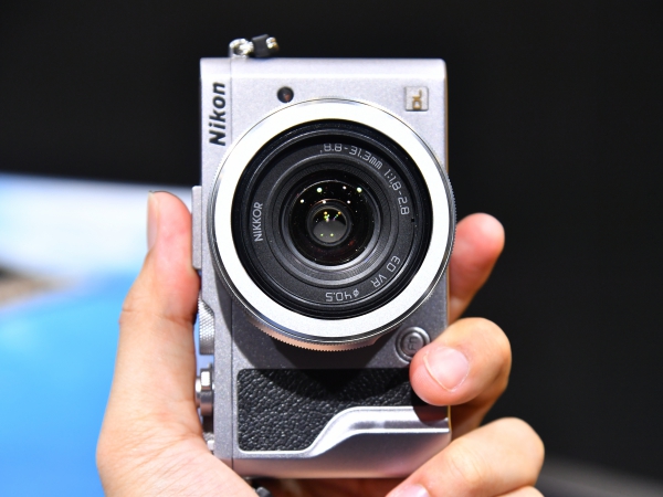 Nikon DL 三兄弟展場動手玩：比想像中更輕巧的一吋感光元件隨身機