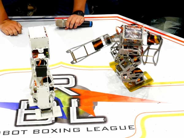 這是mini Maker Faire 2016舉辦的機器人格鬥，這些小小機器人有大志向