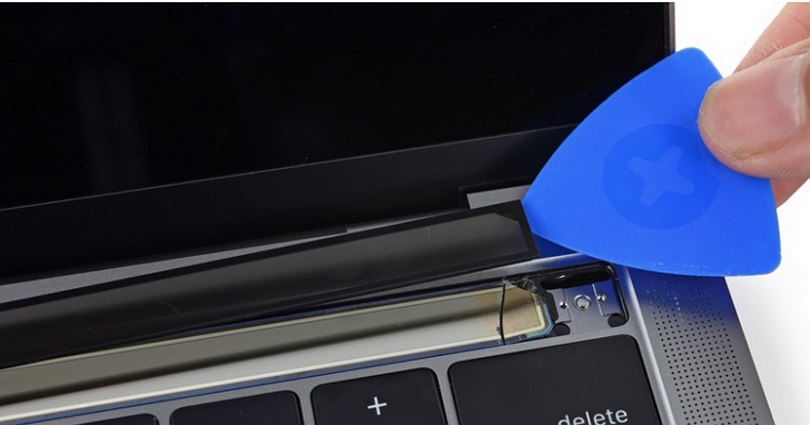 SSD 也焊上主機板，新款 MacBook Pro Touch Bar 版拆解出爐