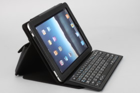 ZIPPY BT-540 藍牙鍵盤，架著 iPad 皮套變桌機
